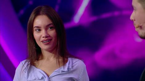 Cum agață un magician o fată cu ajutorul unui cub rubik: ”Poți să-i demonstrezi mult mai multe, dacă îl rezolvi cu... limba”. Paul Lungu, ne-am înroșit!