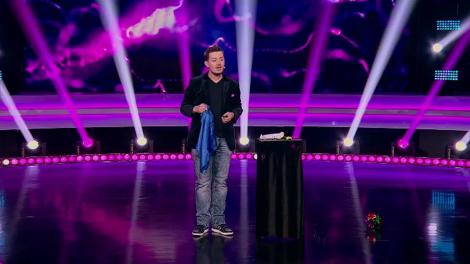 Paul Lungu și eșarfa magică. A venit cu shaorma pe scena iUmor: ”A fost o greșeală. Îmi pare rău, nu trebuia să iasă așa!”