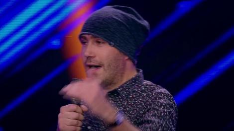 ”În căsuța din pădure”, ”Avion cu motor”, ”Oac oac diri-diri-dam”. Adi Bobo îți va schimba părerea, total, despre cântecele copilăriei: ”Doi pitici acuzați de zoofilie aveau o căsuță într-o pădure cu alune”