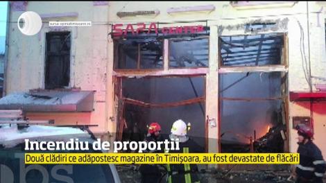 Incendiu de proporții în Timişoara. Două clădiri mari ce adăpostesc magazine pe bulevardul Brâncoveanu au luat foc