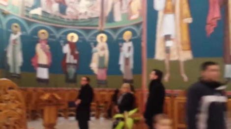 Un avocat și un IT-ist cântă un colind care îți dă fiori! „Tot în frig şi foame, tot cu mâini întinse, ce-aţi făcut din ţară?” Clipul a ajuns viral! (VIDEO)