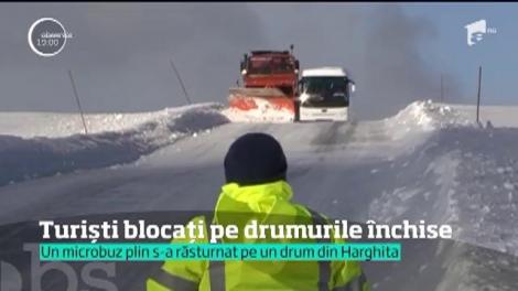 Patru oameni au murit în primul val puternic de ninsori. Un microbuz cu 20 de călători s-a răsturnat pe o şosea din Harghita