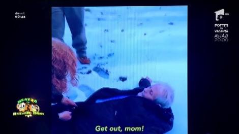 Smiley News! O bătrânică de 85 de ani face îngerași în zăpadă