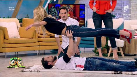 Dani Oţil şi vecina de la Neatza ne arată poziţia perfectă: "Trebuie să îţi pun mâinile pe şolduri". Flavia: "Mi-e puţin ruşine"