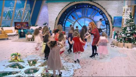 Copiii din platoul de la Neatza i-au transmis lui Moș Crăciun ce cadouri își dorec: ”Eu vreau ceasul lui Dani de la mână! Eu mașina!” Prezentatorul tv a luat-o la fugă!