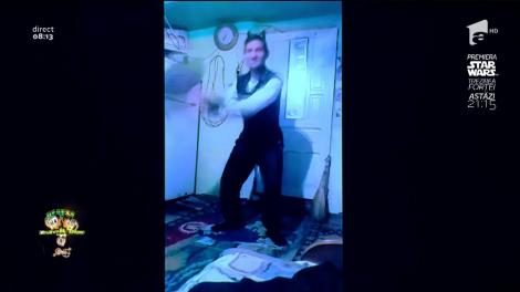 Smiley News! Solistul descălțat, spectacol la tamburină