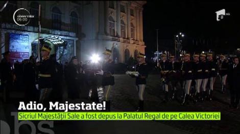 Trei zile de doliu naţional, începând de astăzi. Cu ochii înlăcrimaţi, strigându-şi Regele! Aşa au întâmpinat sute de bucureşteni cortegiul funerar al Majestăţii Sale