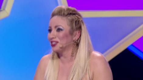 Secretul cel mai ascuns al Roxanei Marcu scos la suprafață. Mayra  (10 ani) și Indira (6 ani) au dat-o de gol: „Când se relaxează își masează sânii”