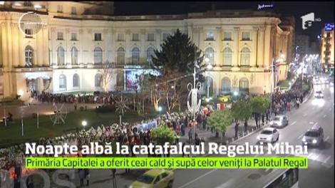 Mii de români au făcut noapte albă pentru a-şi putea lua rămas-bun de la Regele Mihai
