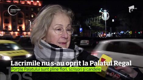 Românii au continuat să ducă flori şi să aprindă lumânări la Palatul Regal din Capitală