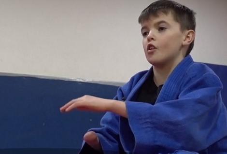 Premieră în lume! Prima proteză 3D și o bucurie de Crăciun pentru un băieţel născut cu handicap: Va primi o mână bionică