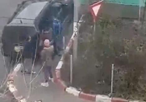 CAZ REVOLTĂTOR! Patru minori au terorizat o BĂTRÂNĂ din Alexandria. Aruncă PETARDE în casa femeii și îi lovesc geamurile cu PIETRE