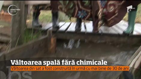 În câteva sate de munte maşinile de spălat sunt inutile. Toate gospodinele îşi curăţă hainele şi covoarele la vâltoare