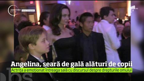 Angelina Jolie şi copiii săi au uimit audienţa la decernarea premiiilor Asociaţiei Corespondenţilor Naţiunilor Unite