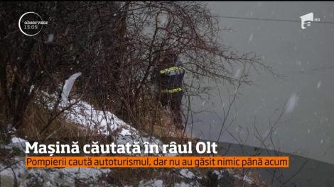 Poliţiştii şi pompierii din Sibiu caută o maşină care ar fi căzut duminică seară în râul Olt