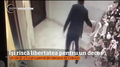 O pernă furată de pe un fotoliul lui Moş Crăciun l-ar putea trimite în închisoare pe un tânăr din Târgovişte!