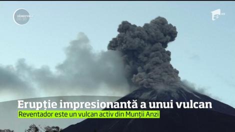 Imagini desprinse dintr-ul film SF! A erupt vulcanul Reventador din Ecuador