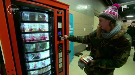 O asociaţie caritabilă din Marea Britanie le oferă persoanelor fără adăpost un automat cu mâncare, produse pentru igienă şi cărţi