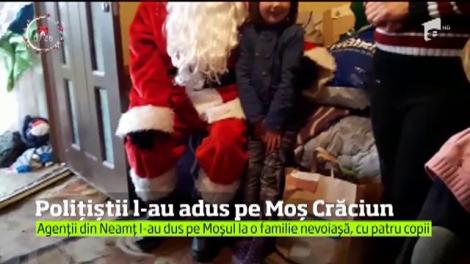 Moş Crăciun-poliţist a adus daruri pentru o familie sărmană cu patru copii din Neamţ