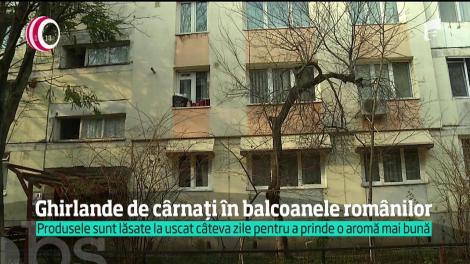 Unii îşi pun luminiţe în geam, alţii cârnaţii proaspăt făcuţi în casă