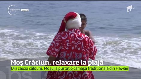 Moș Crăciun, așa cum nu l-ați mai văzut. Se relaxează la plajă, în Brazilia
