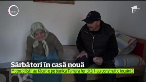 O bătr&acirc;nică din Hunedoara a primit &icirc;n dar, de sărbători, o casă construită &icirc;n timp record de prietenii ei, motociclişti