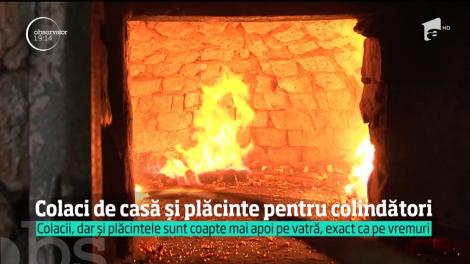 În satul Voiniceni din Mureș, colindătorii primesc colaci și mere