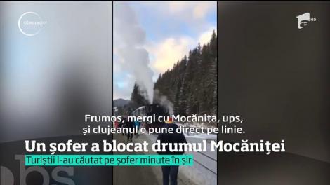 Mocăniţa, blocată de un şofer care a parcat exact pe linia ferată!