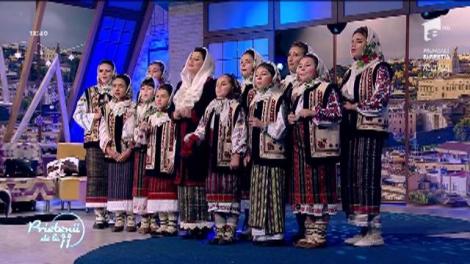 Grupul de colindători "Mândre trotuşene" - "Ia mai sus de ţarigardu"