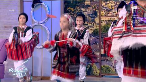 Ansamblul "Răzeşii lui Ştefan cel Mare" a venit să colinde la Prietenii de la 11