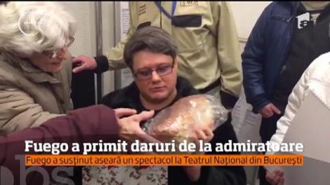 Fuego, copleşit de cadouri de Crăciun de la admiratoare. Marea surpriză este cozonacul pe care scrie „Fuego”!