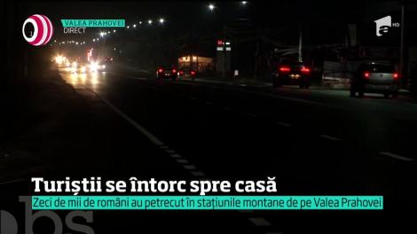 După zile şi nopţi de petreceri pe pârtii, în pensiuni şi hoteluri, turiştii se pregătesc să se întoarcă acasă