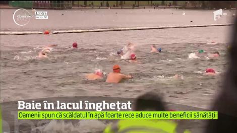 Zeci de oameni s-au înghesuit la tradiţionala baie din ziua de Crăciun