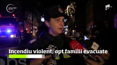 Incendiu violent în centrul oraşului Constanţa. Opt familii au fost evacuate