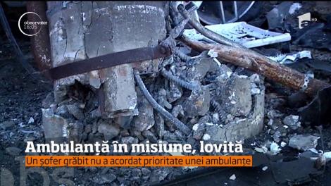 Un şofer aflat la volanul unei maşini de teren ar fi putut produce o tragedie, după ce nu a acordat prioritate unei ambulanţe