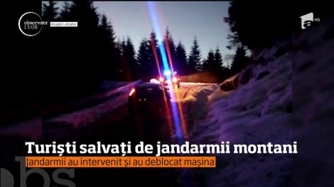 O familie din Ilfov a avut nevoie de intervenţia jandarmilor montani ca să-şi poată continua drumul către localitatea Peştera, din munţii Bucegi