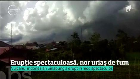 Imagini apocaliptice în Indonezia. Un nor uriaş s-a răspândit pe kilometri, iar străzile şi casele au fost acoperite de cenuşă