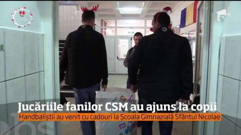 Jucăriile fanilor CSM au ajuns la copii. Handbaliștii au venit cu cadouri la Școala Gimnaziala Sfântul Nicolae