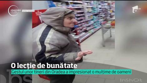 O lecție de bunătate. Gestul unor tineri a impresionat o mulțime de oameni