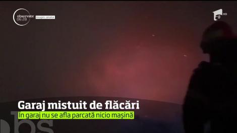 Flăcări violente au mistuit garajul unei gospodării din comuna argeşeană Bradu!