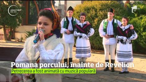 Înainte de masa de Revelion, turiştii îşi fac antrenamentul cu pomana porcului