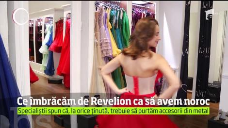 Accesorii multe şi colorate, de preferat aurii sau argintii, acestea sunt secretele care te ajută să treci cu bine în noul an