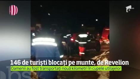 Cei 146 de turiști blocaţi ore întregi pe munte, lângă cabana Babele, au ajuns cu bine în locurile unde au fost cazaţi