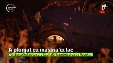 Două tinere nu vor uita prea curând noaptea de Revelion. Au plonjat cu mașina în lac