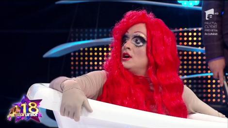 Mica Sirenă a înotat pe uscat și a luat o "trântă" de zile mari! Recunoşti vedeta din spatele măştii?