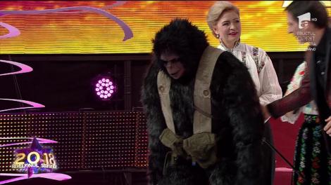 Recunoşti vedeta din spatele măştii? "Planeta Maimuțelor" a avut un Caesar celebru la Revelionul Starurilor 2018