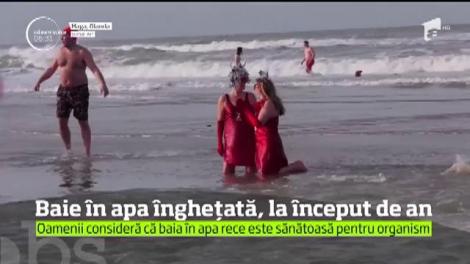 Zeci de mii de oameni din întreaga lume au marcat începutul noului an cu o baie la temperaturi scăzute