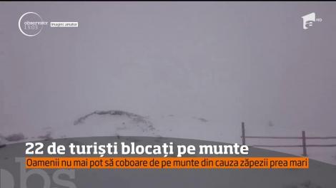 22 de turişti, printre care 9 copii, sunt blocaţi pe Vârful Roman din judeţul Vâlcea!