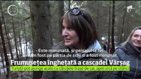 Cascada din inima Harghitei, care atrage tot mai mulţi turişti. Apa care cade de la șapte metri a înghețat. Peisajul este spectaculos!