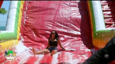 Au dat în mintea copiilor. Vedetele lui nea Mărin au făcut show pe tobogan: "Ne-am făcut fleaşcă, dar a meritat"